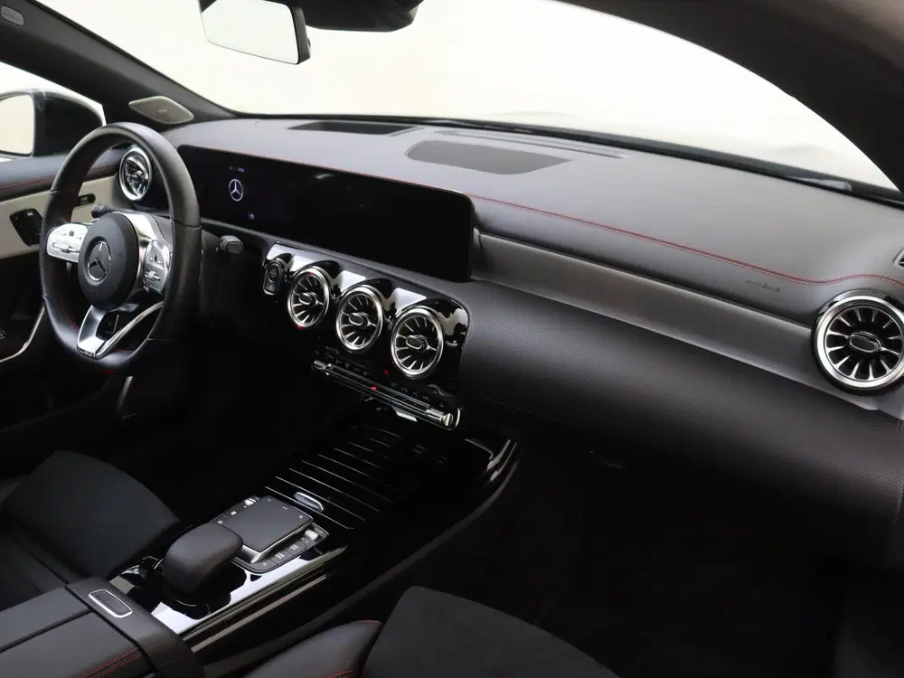Mercedes-Benz CLA 200 AMG Line uit 2023, foto 4