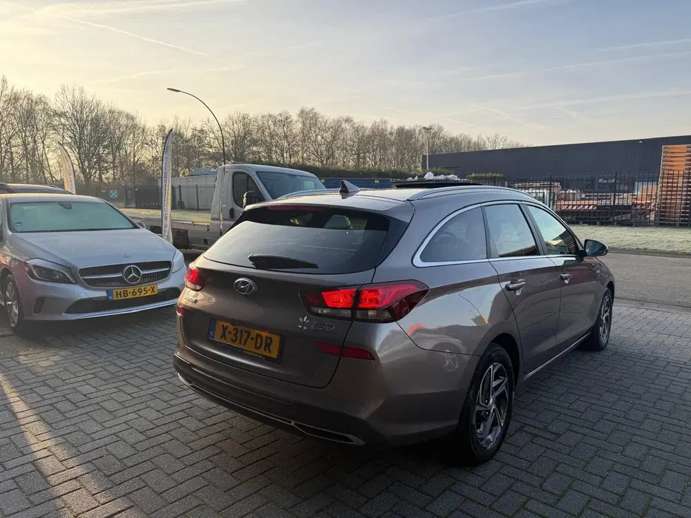 Hyundai i30 1.5 T-GDi MHEV Premium uit 2022, foto 6