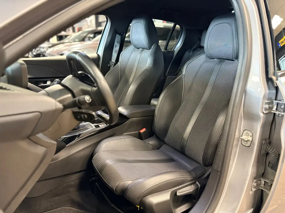 Peugeot 208 1.2 GT 101pk uit 2023, foto 10