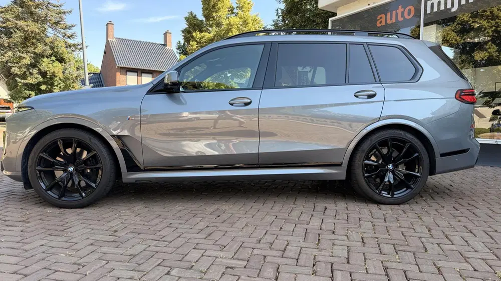 BMW X7 xDrive40i uit 2023, foto 2