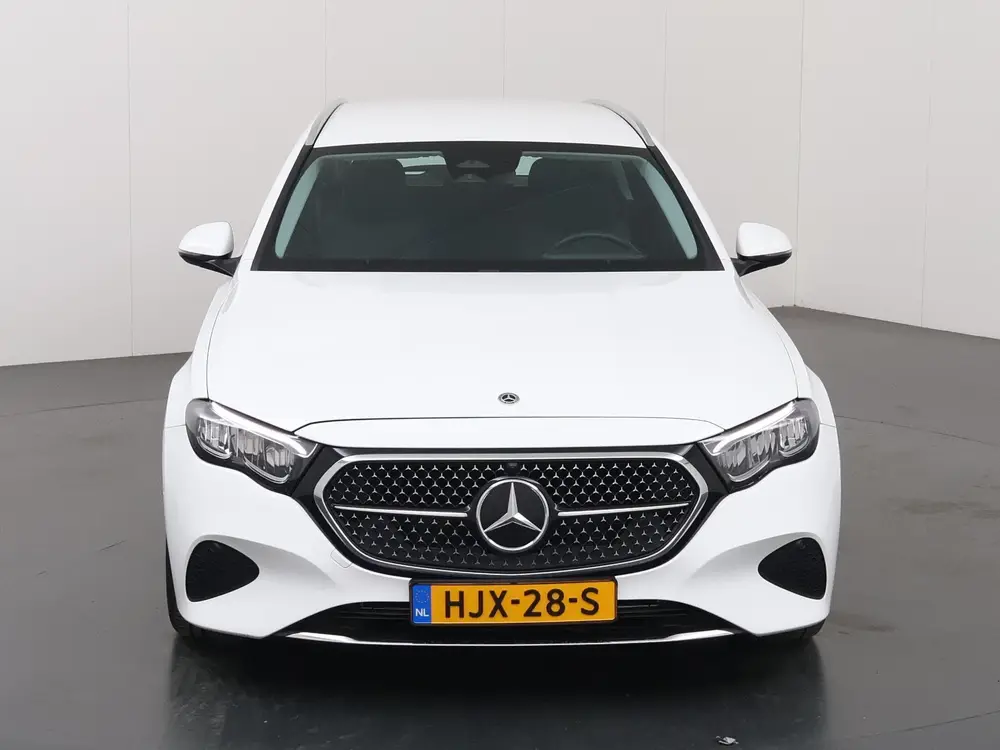 Mercedes-Benz E-Klasse 300 e Luxury Line uit 2024, foto 3
