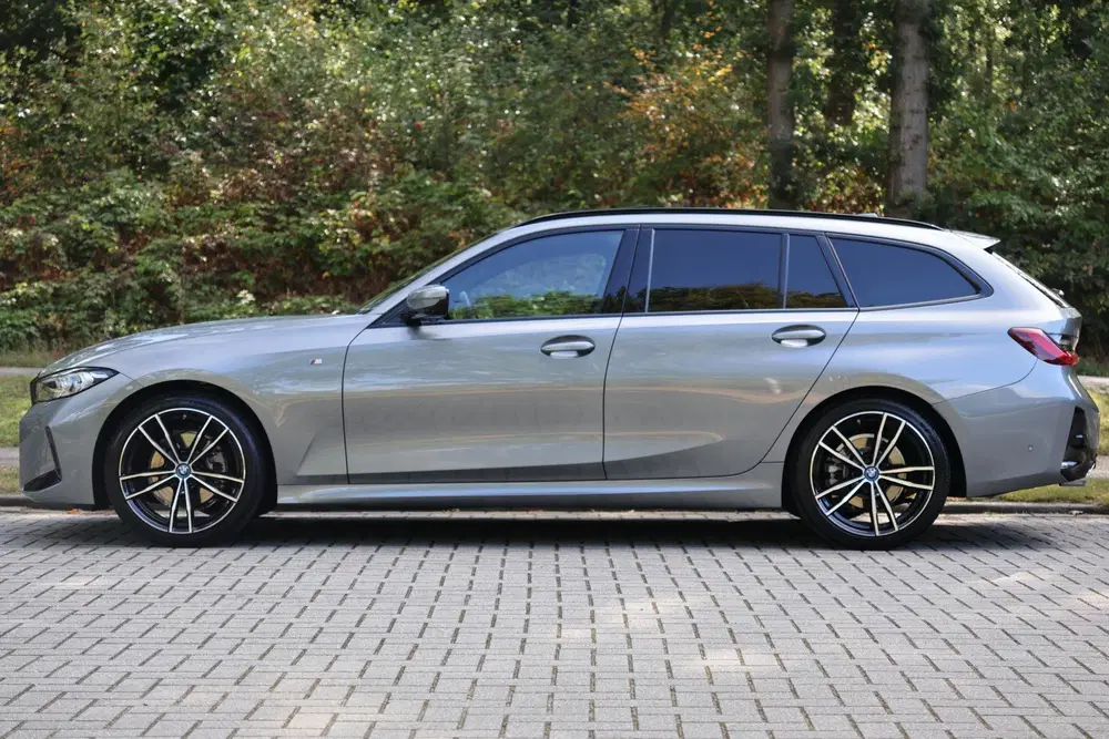 BMW 3-serie 320i M-Sport uit 2025, foto 2