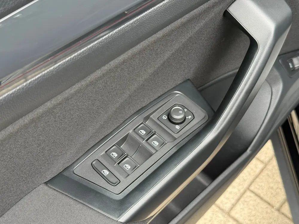 Volkswagen T-Roc 1.5 TSI DSG R-Line Pano Trekhaak Camera DCC uit 2020, foto 20