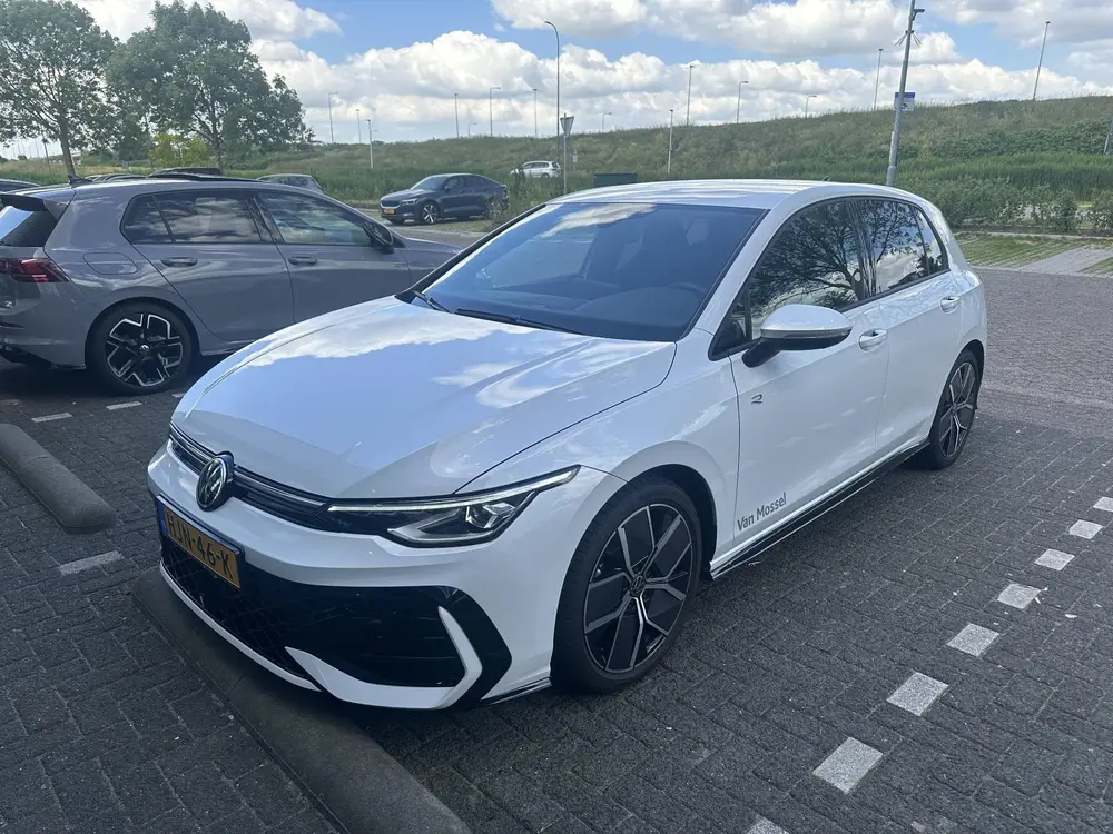 Volkswagen Golf 1.5 eTSI R-Line Edition | Automaat | Navigat uit 2025, foto 2