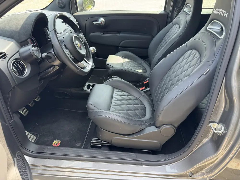 Abarth 595 1.4 T-Jet Abarth Turismo 70th Anniversary UNIEK uit 2023, foto 11