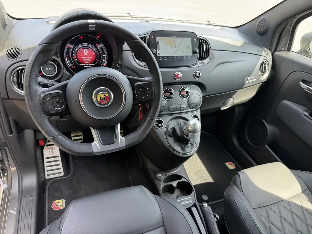 Abarth 595 1.4 T-Jet Abarth Turismo 70th Anniversary UNIEK uit 2023, foto 12