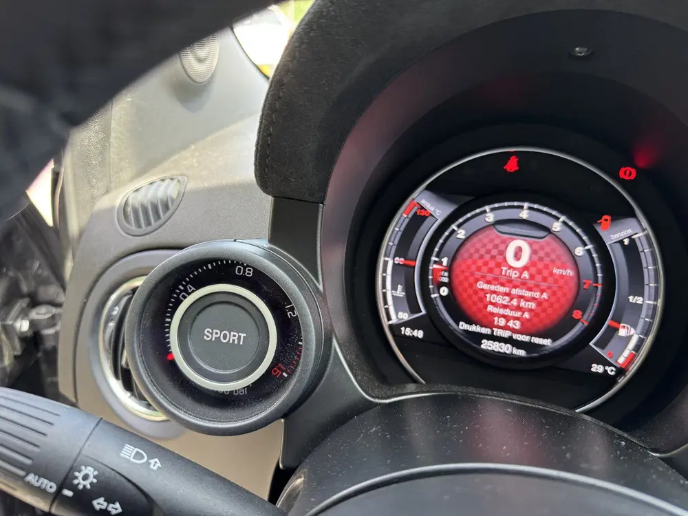 Abarth 595 1.4 T-Jet Abarth Turismo 70th Anniversary UNIEK uit 2023, foto 13
