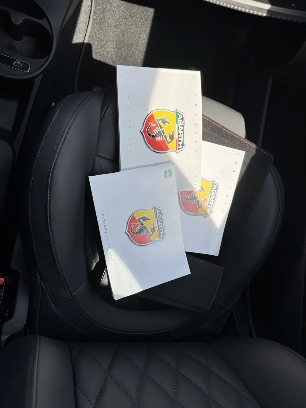 Abarth 595 1.4 T-Jet Abarth Turismo 70th Anniversary UNIEK uit 2023, foto 19