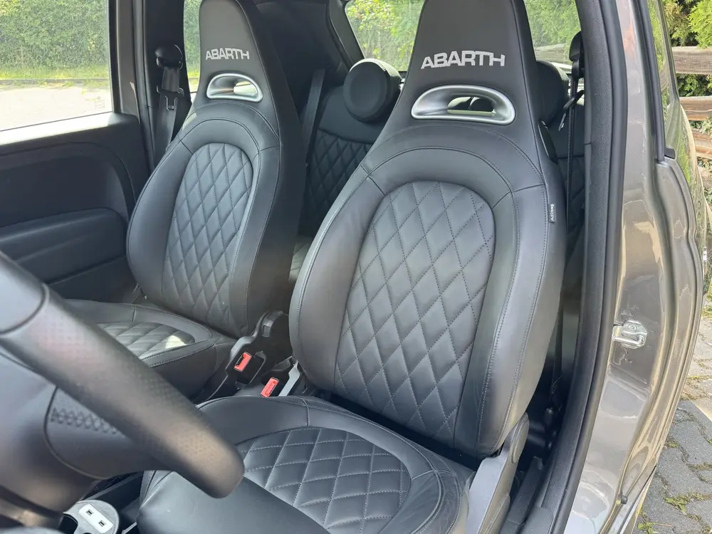 Abarth 595 1.4 T-Jet Abarth Turismo 70th Anniversary UNIEK uit 2023, foto 9