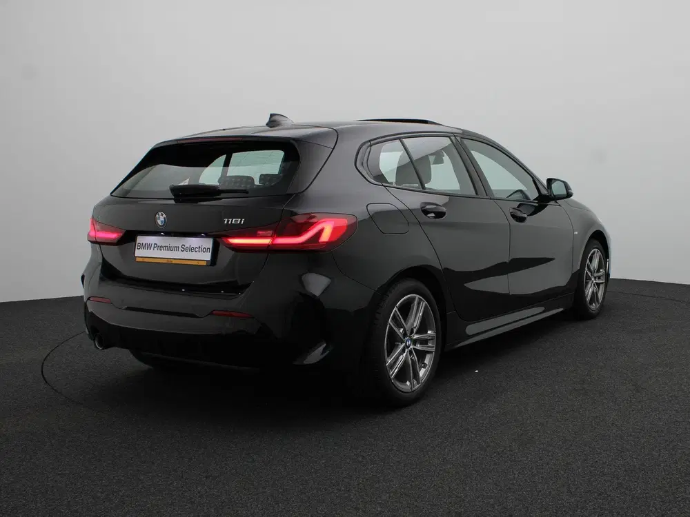 BMW 1-serie 5-deurs 118i M Sportpakket uit 2023, foto 2