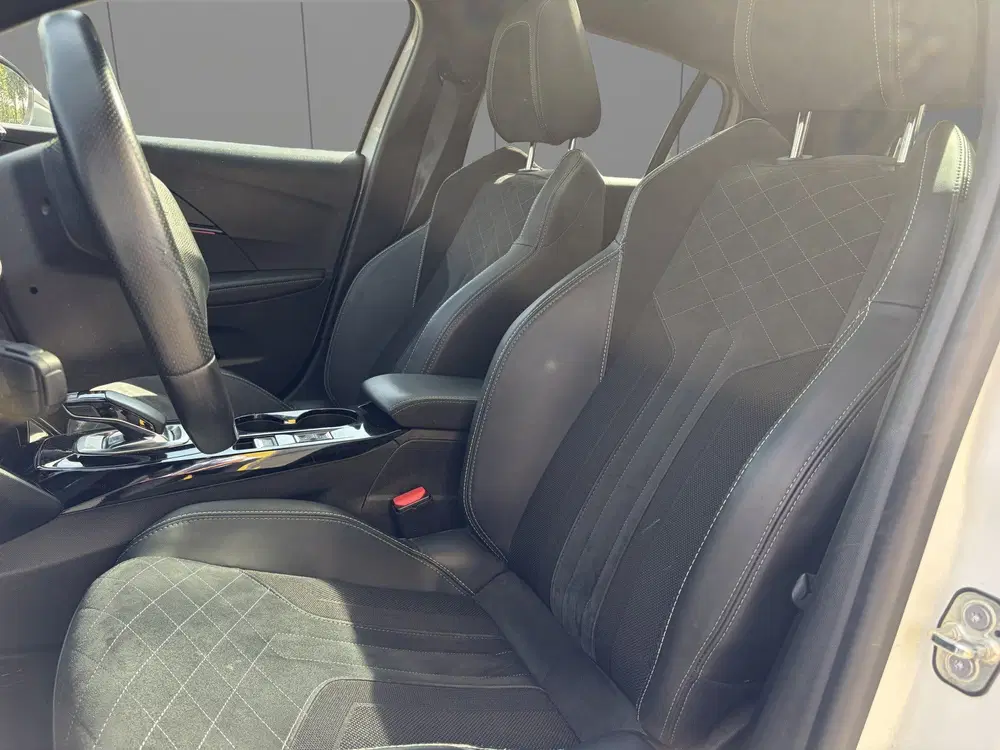 Peugeot 208 EV GT 50 kWh Panorama uit 2021, foto 2