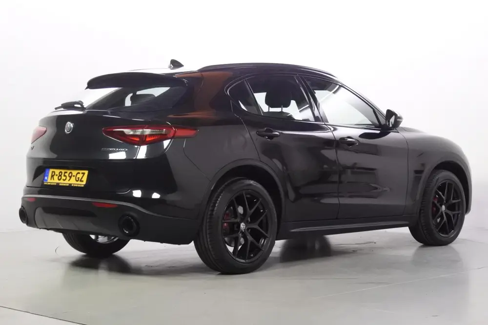 Alfa Romeo Stelvio 2.0T 280pk Q4 AWD Black-Tech uit 2019, foto 2