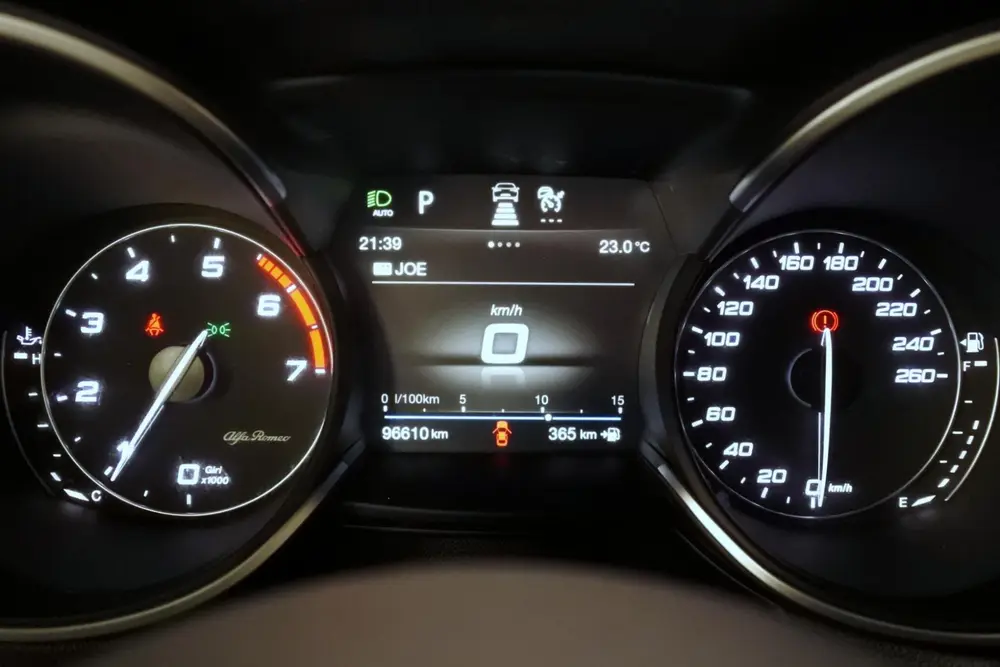 Alfa Romeo Stelvio 2.0T 280pk Q4 AWD Black-Tech uit 2019, foto 3