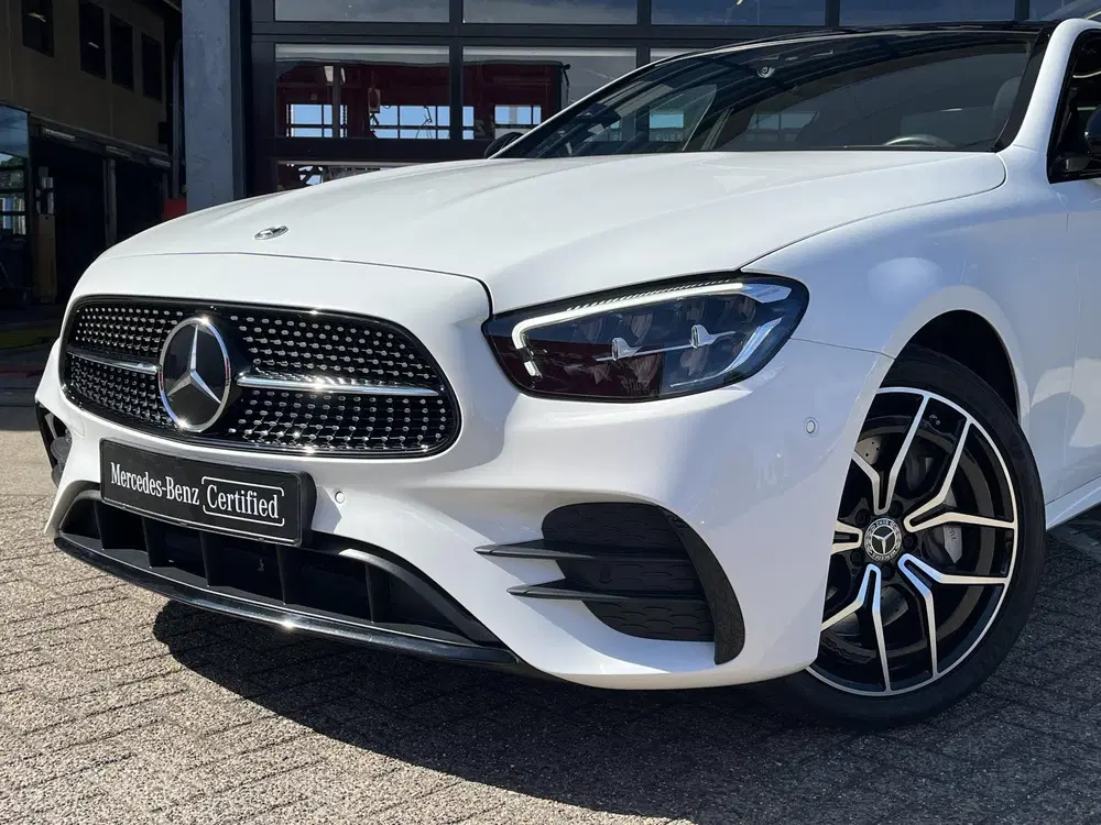 Mercedes-Benz E-Klasse 300 e 4MATIC AMG Line uit 2023, foto 2