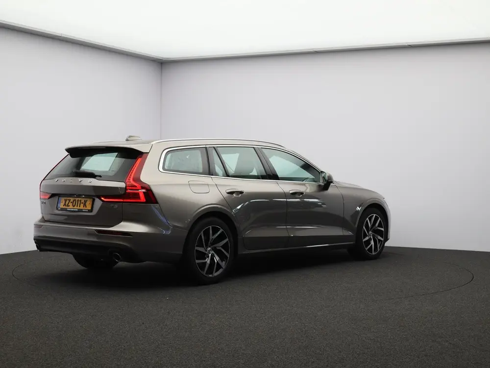 Volvo V60 2.0 T5 Momentum Pro uit 2019, foto 2
