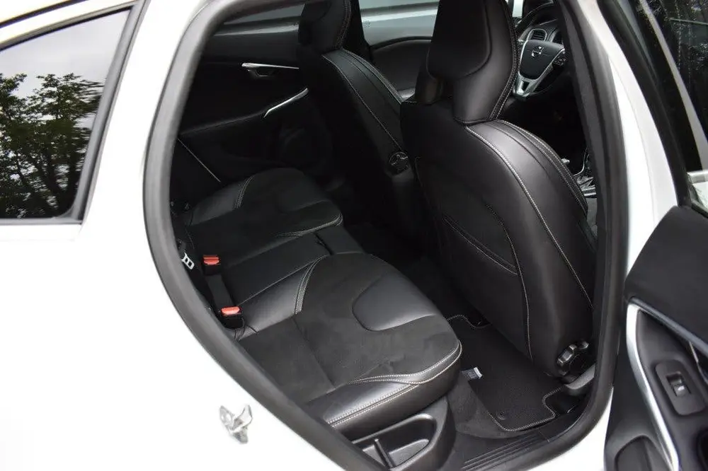 Volvo V40 1.5 T3 R-DESIGN SPORT AUTOMAAT PANODAK BJ uit 2019, foto 15