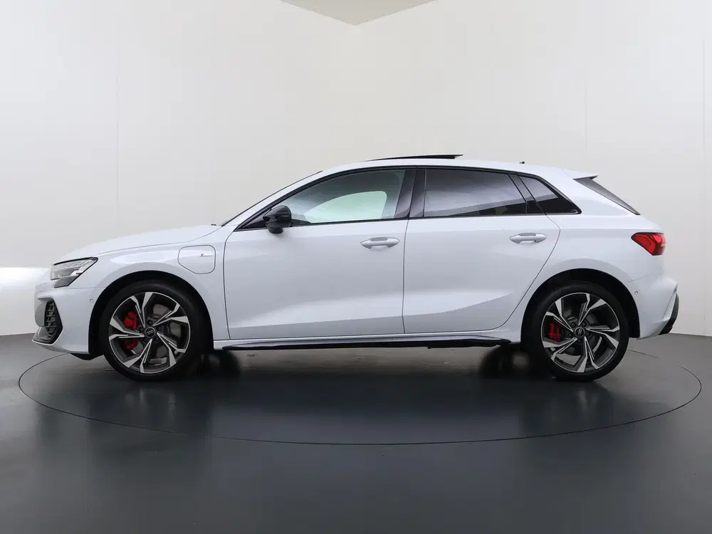 Audi A3 45 TFSI e S edition Competition 272pk PHEV uit 2025, foto 5