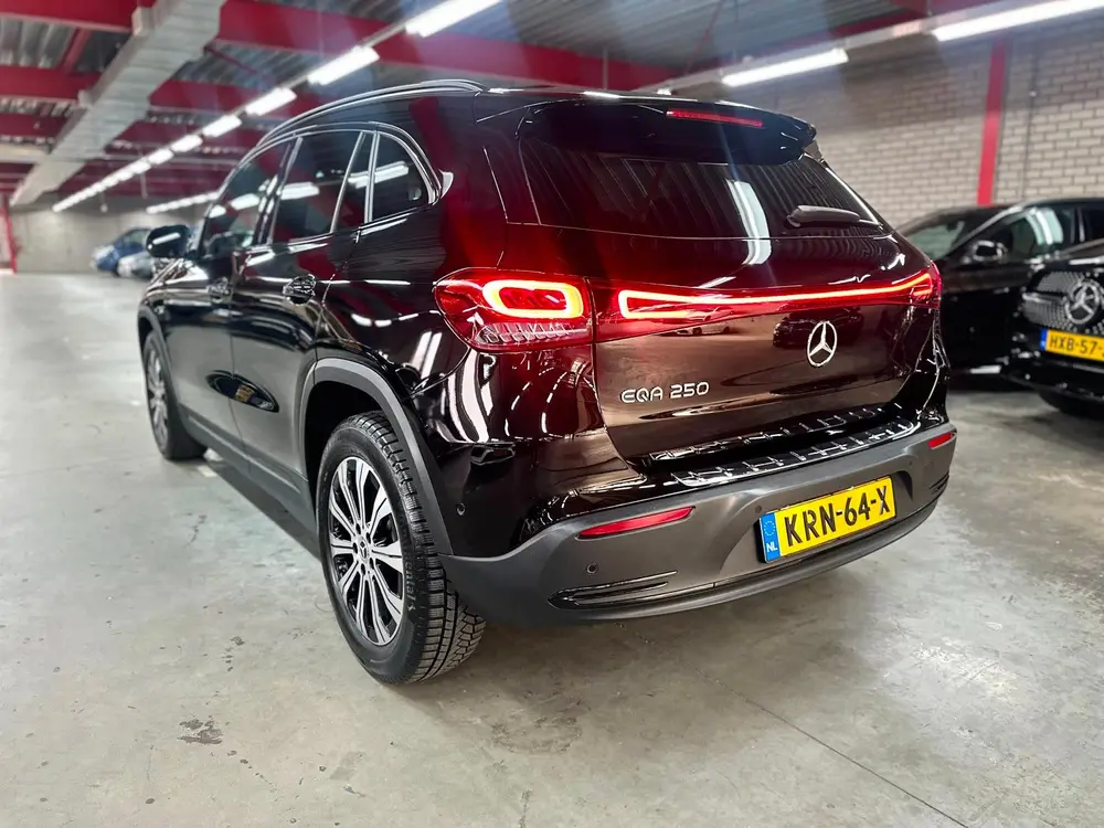 Mercedes-Benz EQA uit 2023, foto 2