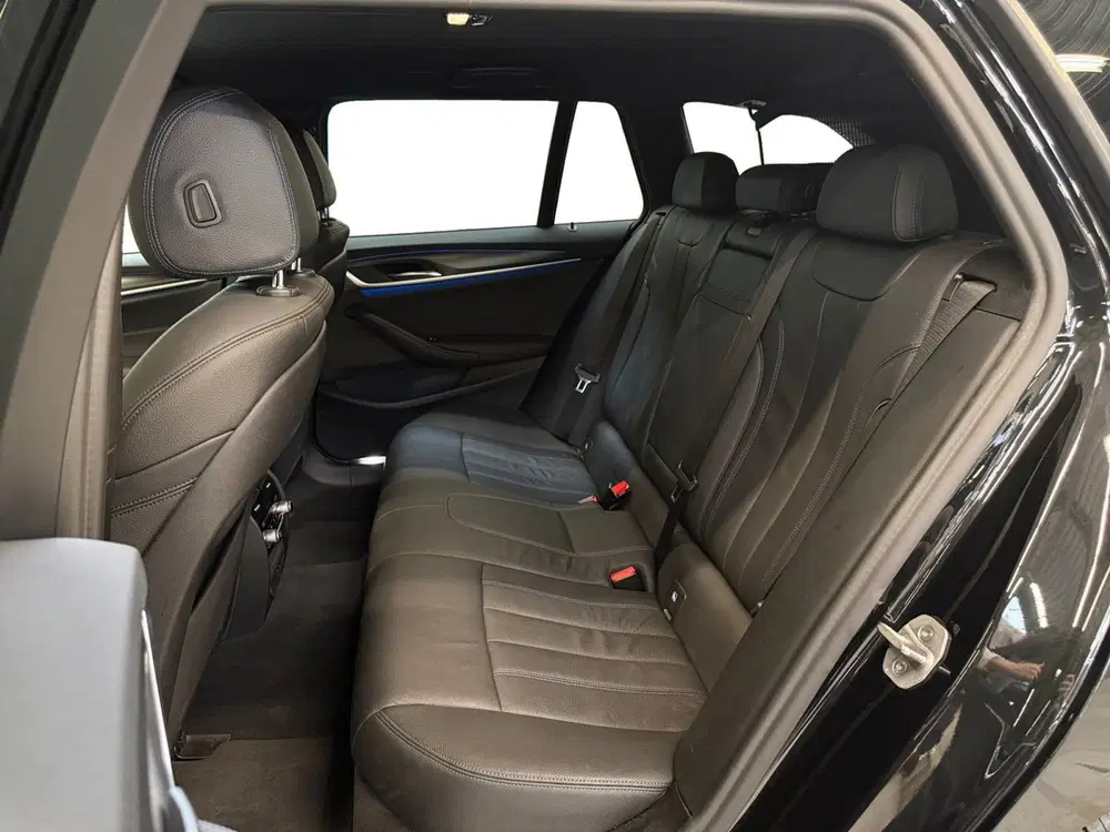 BMW 5-serie Touring 530e xDrive M-Sport I Shadowline I uit 2022, foto 13