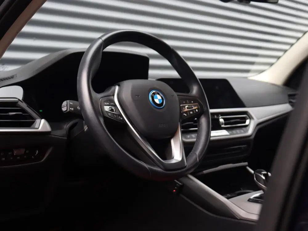 BMW 3-serie 330e xDrive uit 2022, foto 14