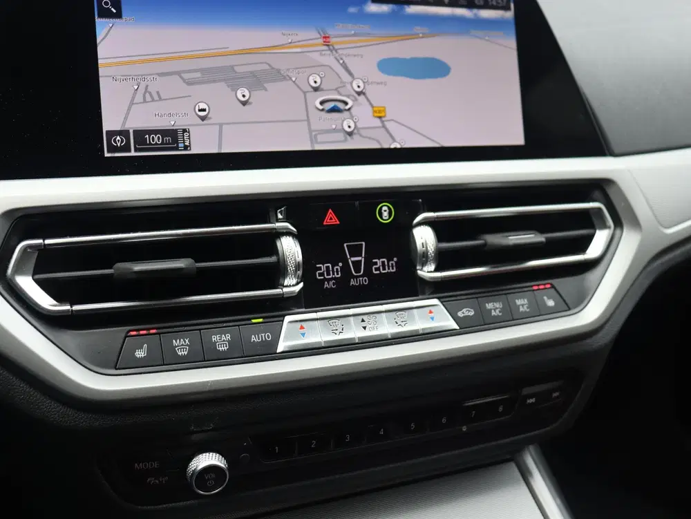 BMW 3-serie 330e xDrive uit 2022, foto 16
