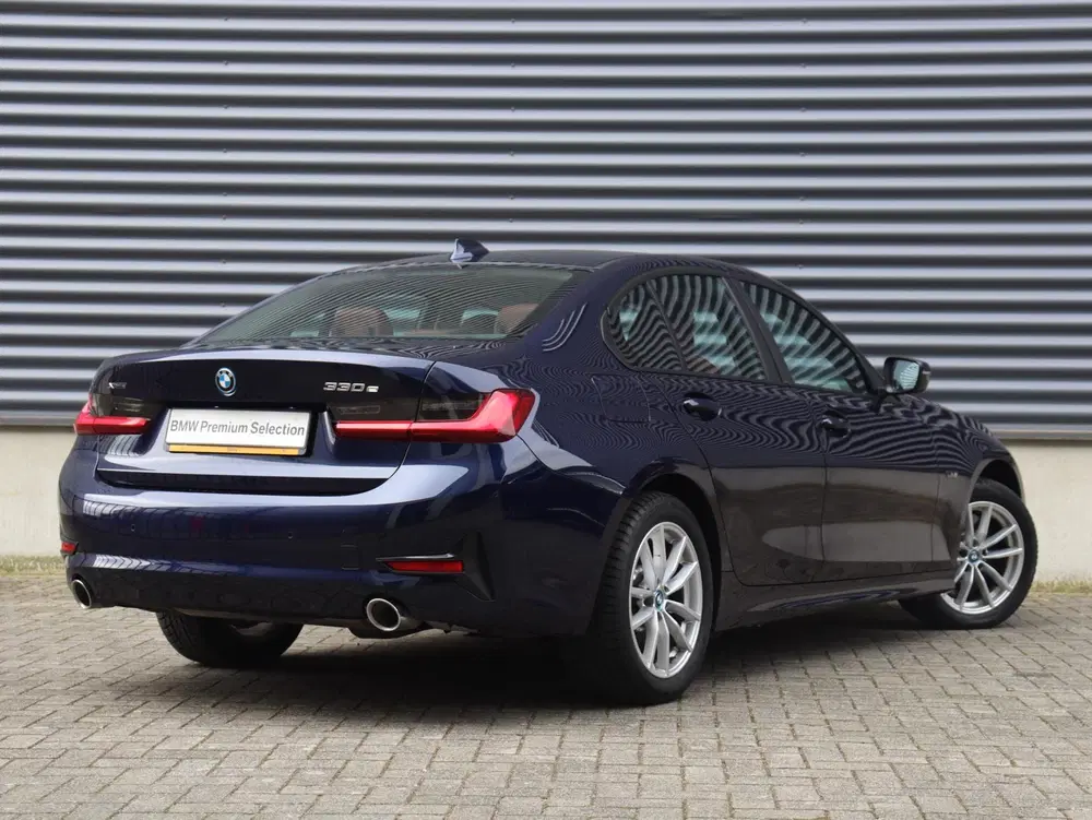 BMW 3-serie 330e xDrive uit 2022, foto 2