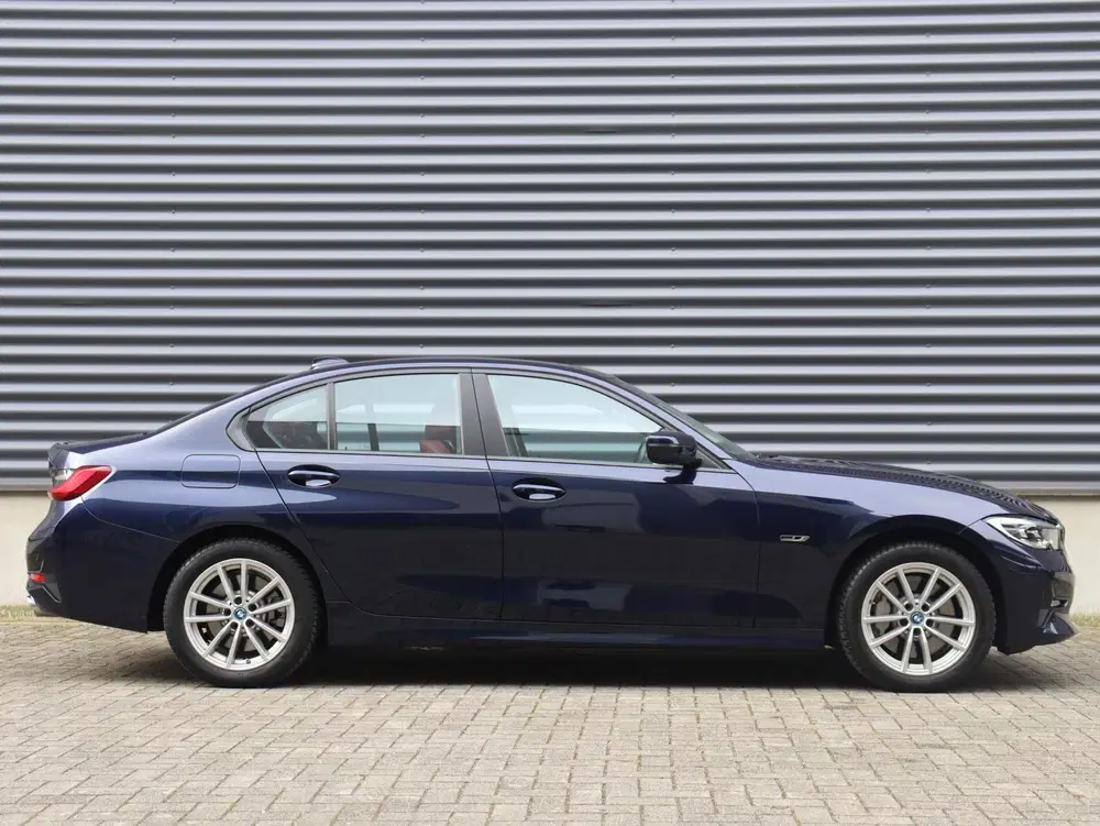 BMW 3-serie 330e xDrive uit 2022, foto 5
