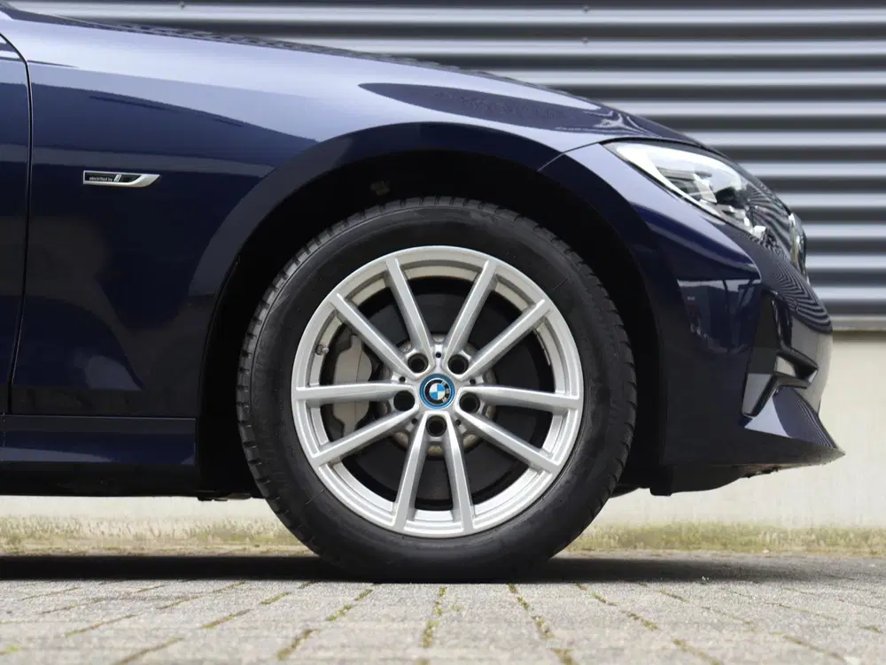 BMW 3-serie 330e xDrive uit 2022, foto 6