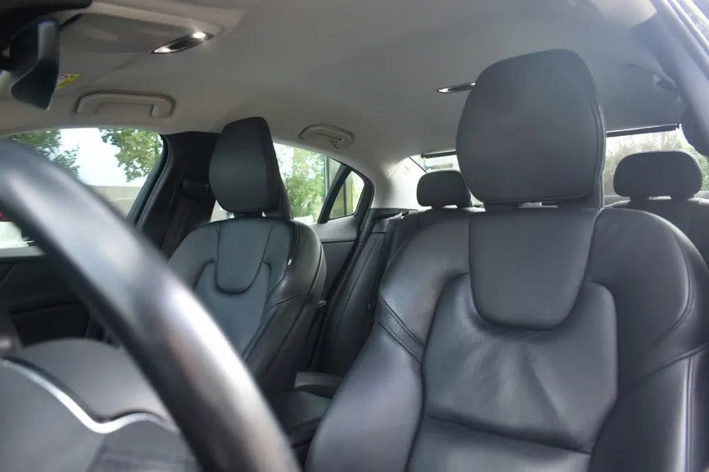 Volvo S60 B4 197pk Plus Dark uit 2022, foto 15