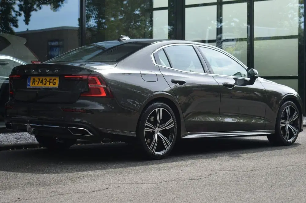 Volvo S60 B4 197pk Plus Dark uit 2022, foto 2