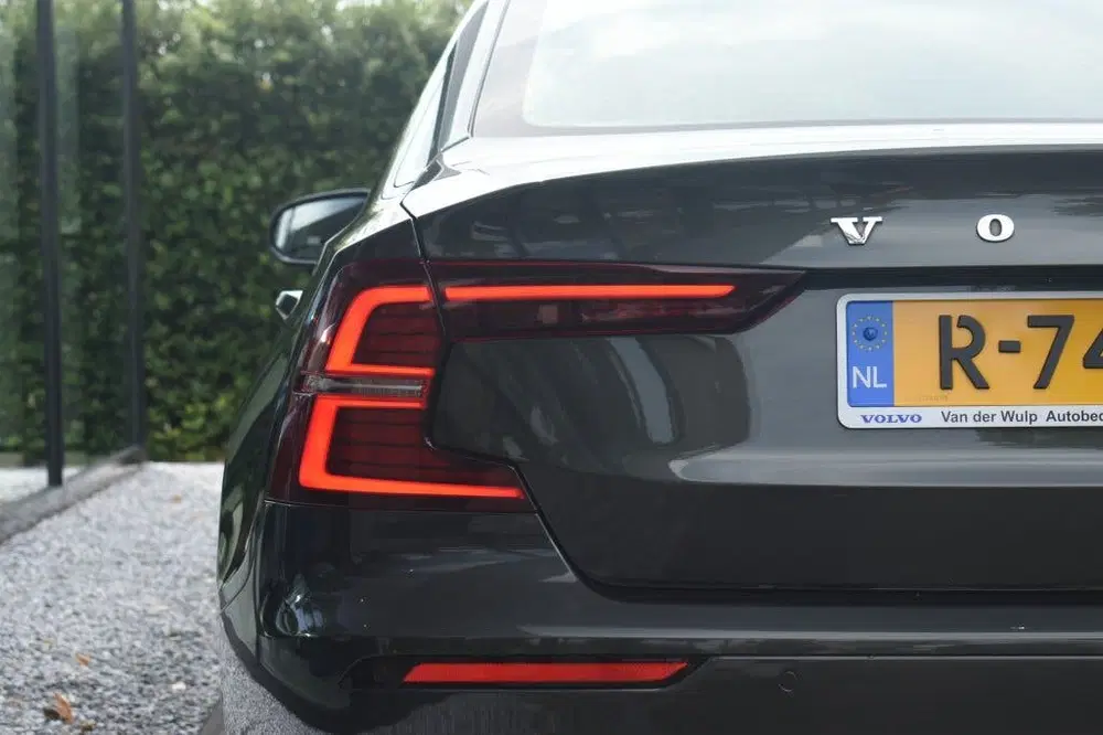Volvo S60 B4 197pk Plus Dark uit 2022, foto 8