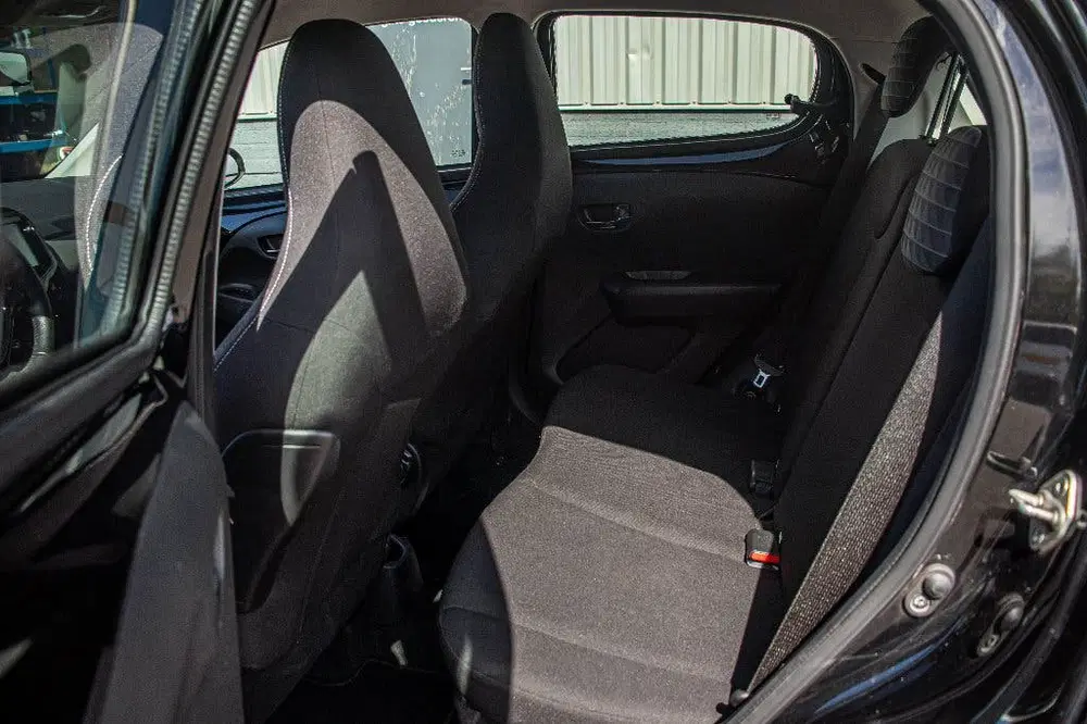 Peugeot 108 1.0 E-vti 72pk 5D 2021 Zwart uit 2021, foto 10