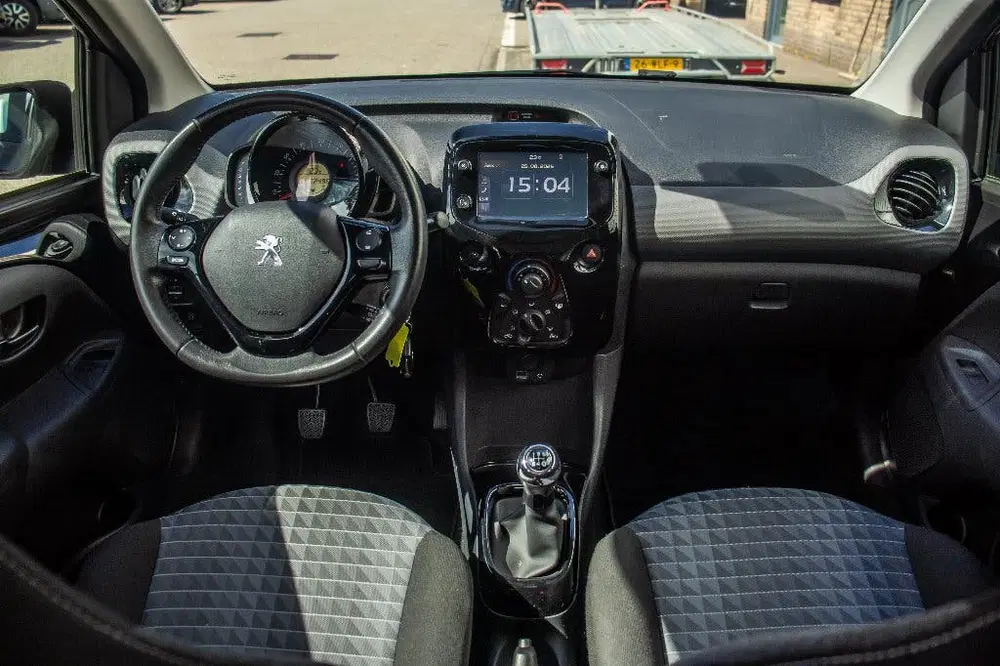 Peugeot 108 1.0 E-vti 72pk 5D 2021 Zwart uit 2021, foto 11