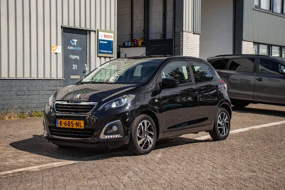Peugeot 108 1.0 E-vti 72pk 5D 2021 Zwart uit 2021, foto 2