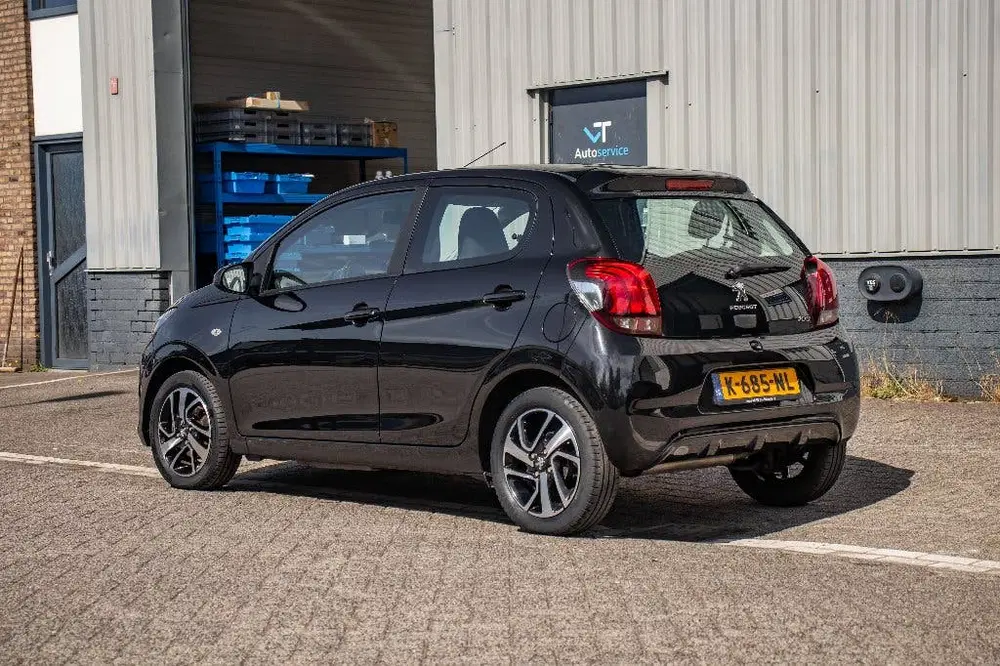 Peugeot 108 1.0 E-vti 72pk 5D 2021 Zwart uit 2021, foto 4