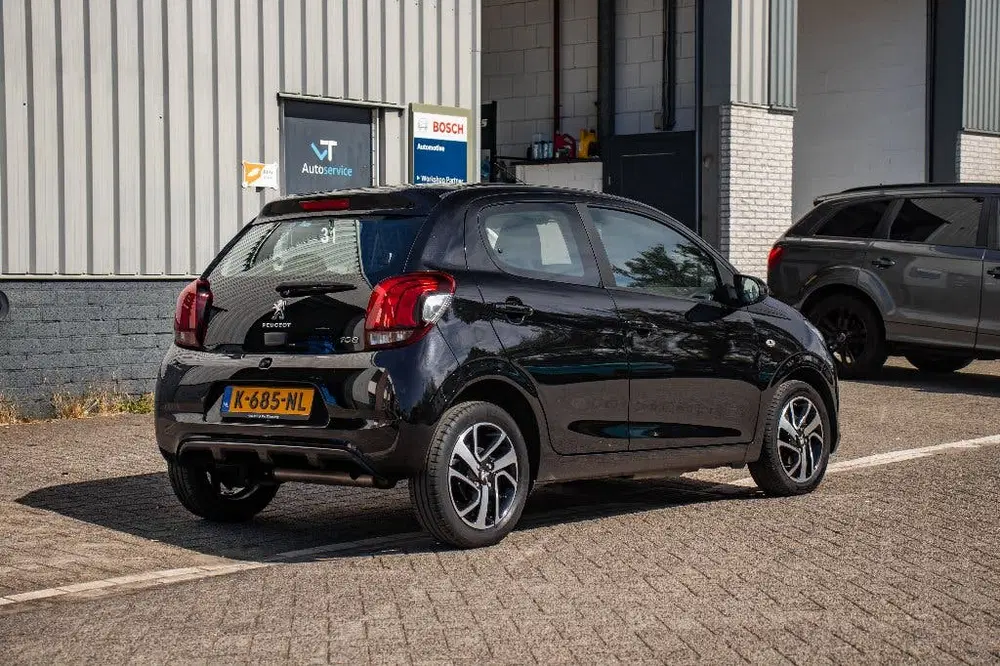 Peugeot 108 1.0 E-vti 72pk 5D 2021 Zwart uit 2021, foto 6