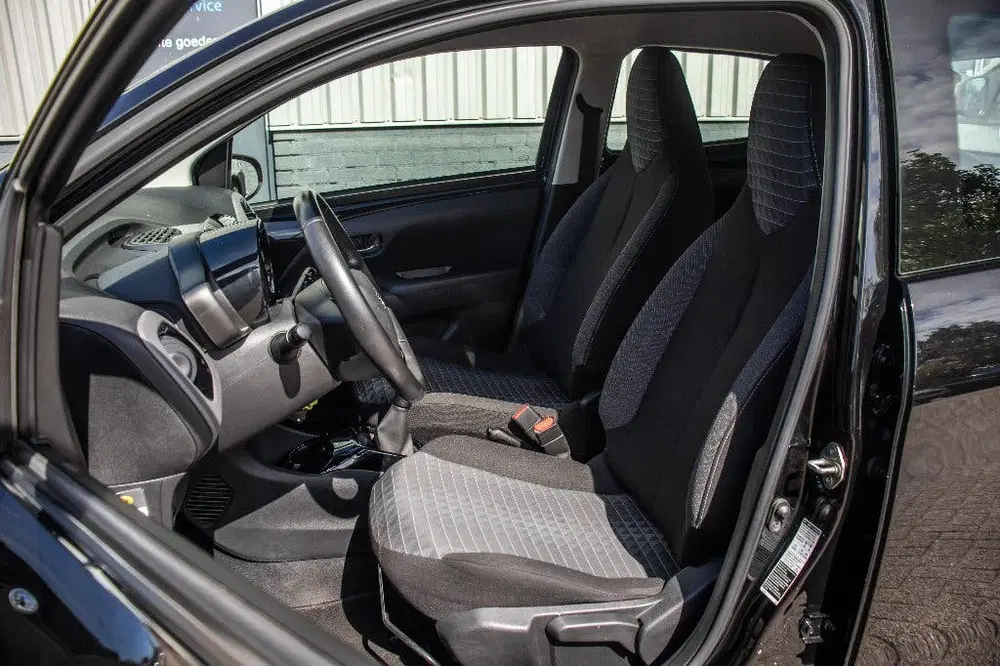 Peugeot 108 1.0 E-vti 72pk 5D 2021 Zwart uit 2021, foto 9