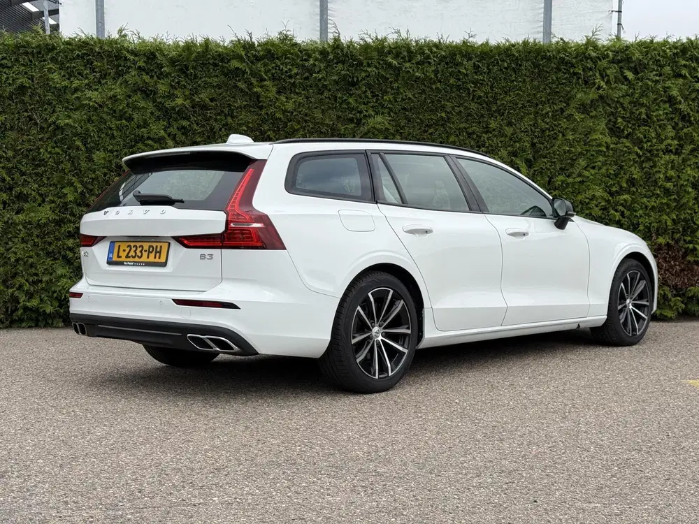 Volvo V60 B3 Momentum Advantage uit 2021, foto 2