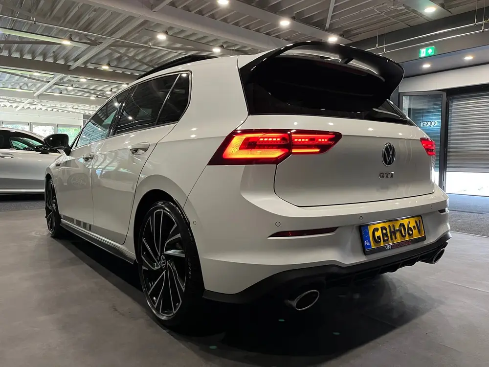 Volkswagen GOLF 2.0 TSI GTI CLUBSPORT 300PK PANO IQ LIGHT HU uit 2021, foto 2