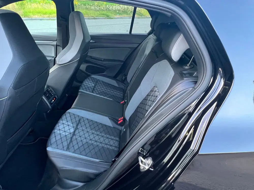 Volkswagen Golf 8 1.5 eTSI R-Line PANO LED DSG-7 BOM VOLL! uit 2024, foto 12