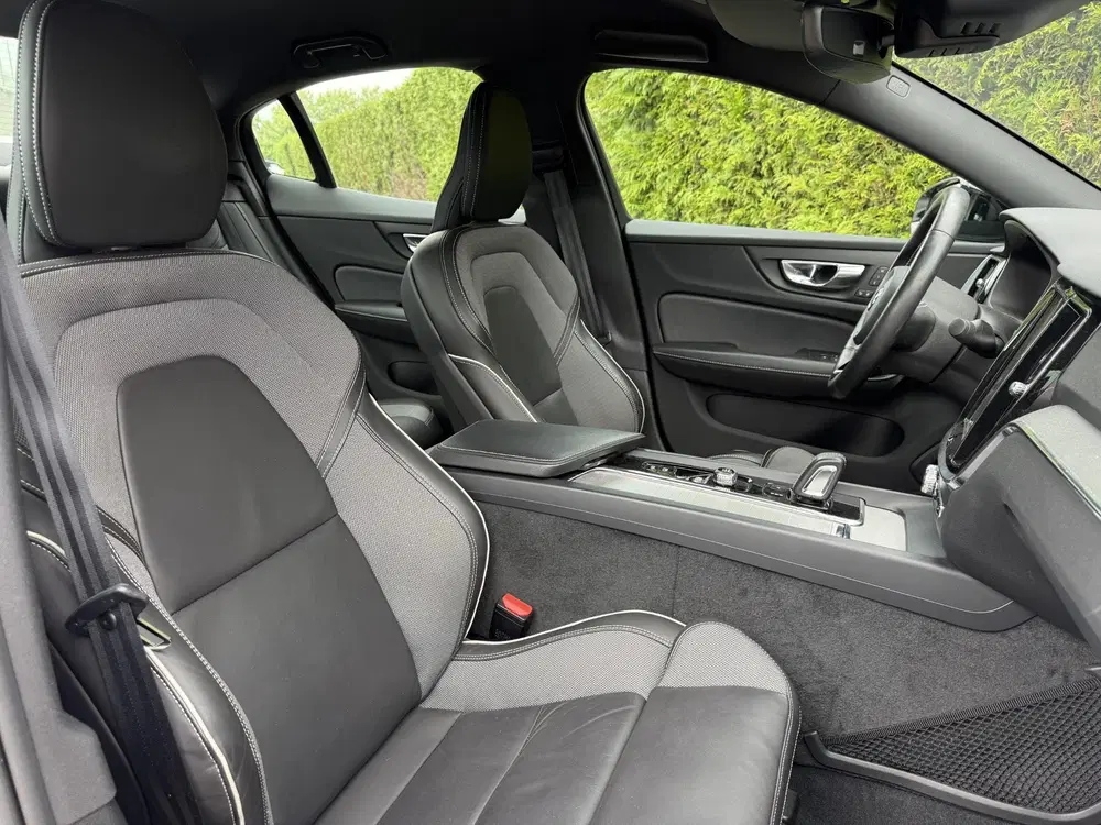 Volvo S60 B3 R-Design uit 2021, foto 15