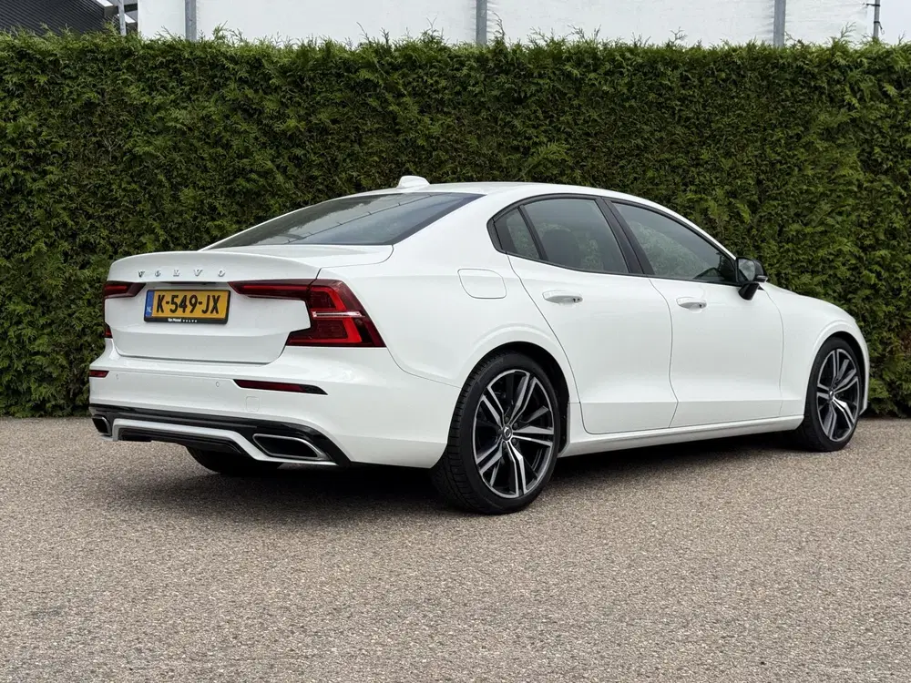 Volvo S60 B3 R-Design uit 2021, foto 2