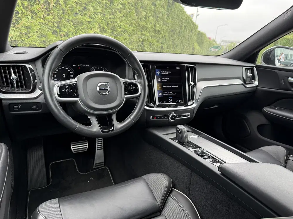 Volvo S60 B3 R-Design uit 2021, foto 3