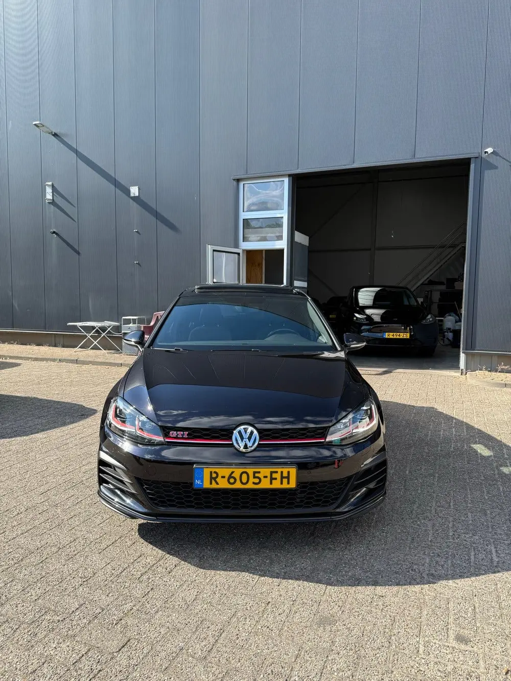 Volkswagen Golf 2.0 TSI 245pk 7-DSG 2020 Zwart uit 2020, foto 2