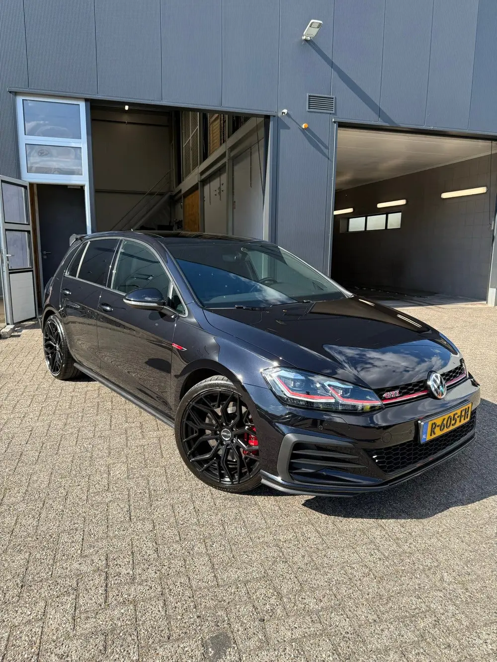 Volkswagen Golf 2.0 TSI 245pk 7-DSG 2020 Zwart uit 2020, foto 6