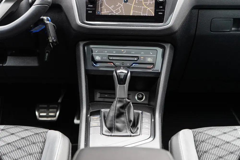 Volkswagen Tiguan 1.5 TSI R-Line Pano / Trekhaak / Camera uit 2020, foto 12