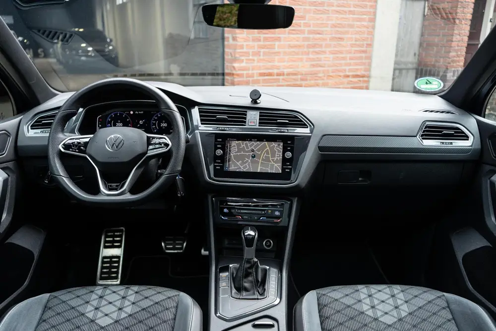 Volkswagen Tiguan 1.5 TSI R-Line Pano / Trekhaak / Camera uit 2020, foto 2