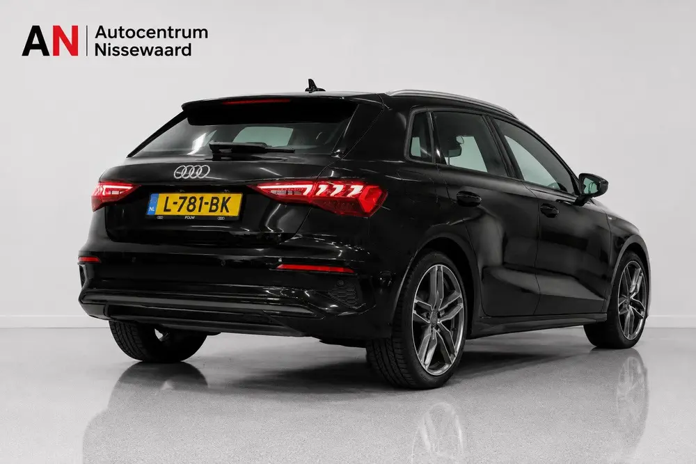 Audi A3 35 TFSI Sport Business uit 2021, foto 2