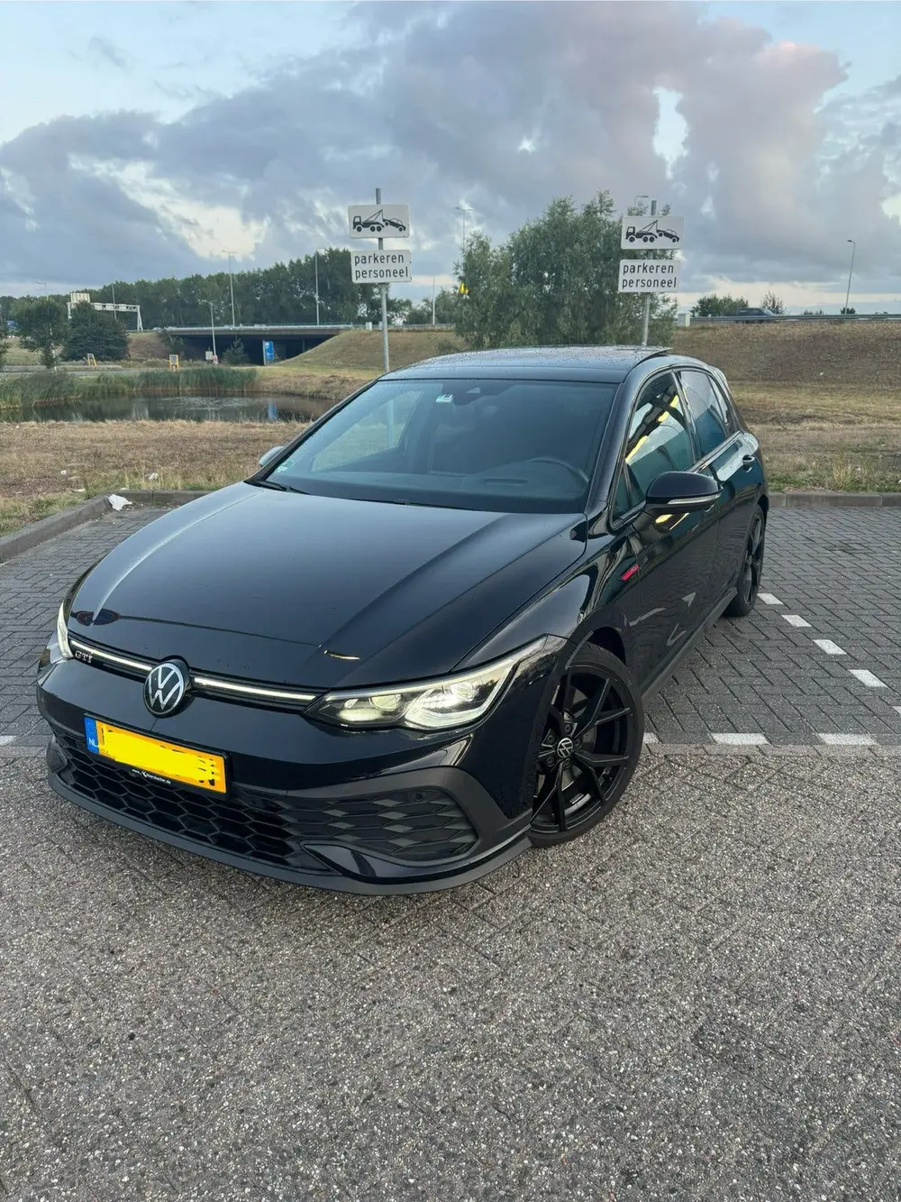 Volkswagen Golf 8 GTI Clubsport uit 2023, foto 2