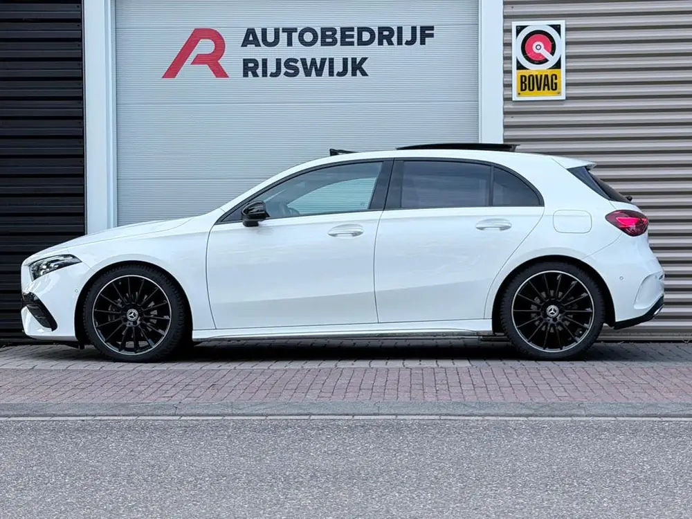 Mercedes-Benz A-Klasse 180 AMG Night Edition Pano/Camera/Sfe uit 2024, foto 2